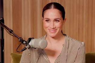 Меган Маркл носит модную блузку в полоску, которая нужна тебе для учебы и работы Меган Маркл носит модную блузку в полоску, которая нужна тебе для учебы и работы