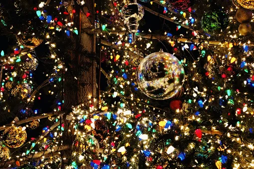 how to decorate a Christmas tree in the year of the snake