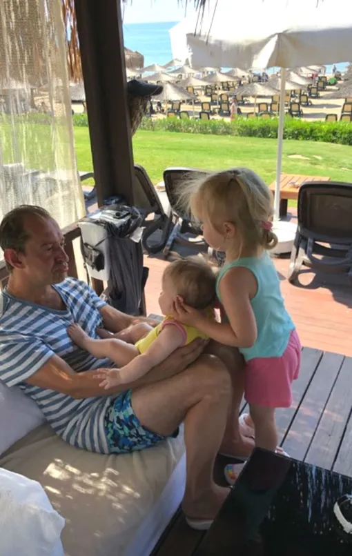 Константин Хабенский с обеими дочерьми Константин Хабенский с обеими дочерьми