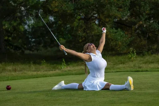 Ирина Пегова сделала шпагат на газоне Ирина Пегова сделала шпагат на газоне