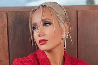 «Стриптиз на дом»: Клава Кока с бантом на голом теле стала звездой смелого видео «Стриптиз на дом»: Клава Кока с бантом на голом теле стала звездой смелого видео