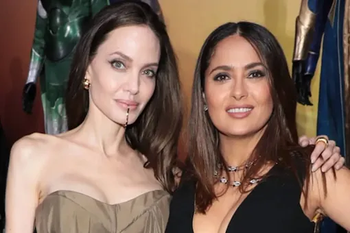 Анджелина Джоли в комбинации и прозрачном платье вышла в свет с Сальмой Хайек Анджелина Джоли в комбинации и прозрачном платье вышла в свет с Сальмой Хайек