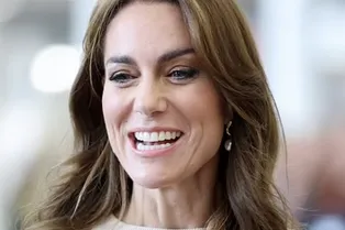 Любимица британцев в облегающем трикотажном костюме: Кейт Миддлтон приехала в университет Любимица британцев в облегающем трикотажном костюме: Кейт Миддлтон приехала в университет