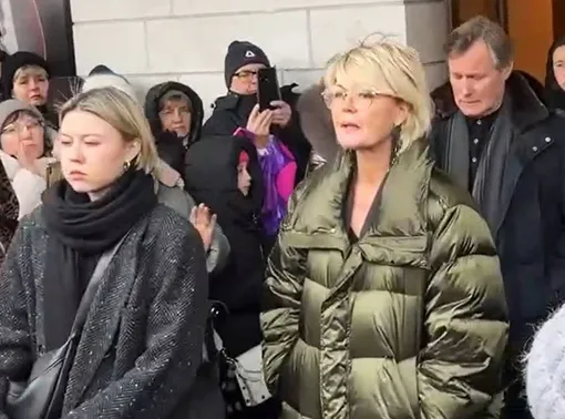 Юлия Меньшова с дочерью и мужем шли за гробом Веры Алентовой Юлия Меньшова с дочерью и мужем шли за гробом Веры Алентовой