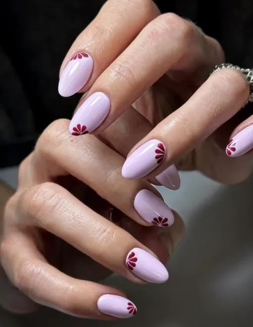 Нежно-лиловый маникюр с цветами