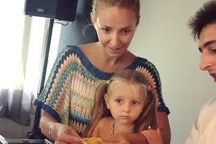 Мастер-класс: Татьяна Навка научила дочерей готовить равиоли