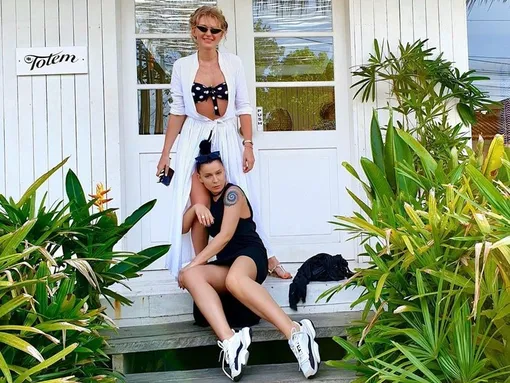 Ёлка отдыхает на Бали с подругами