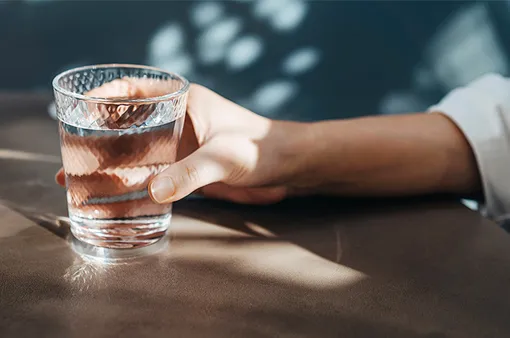 Достаточное количество чистой воды важно в любом возрасте. Не пить воду, опасаясь отеков, очень опасно Достаточное количество чистой воды важно в любом возрасте. Не пить воду, опасаясь отеков, очень опасно