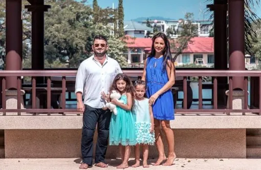 Михаил Галустян с семьей