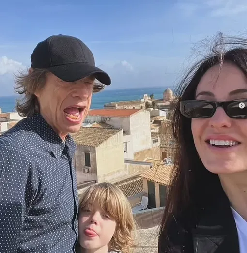 Мик Джаггер с избранницей и сыном