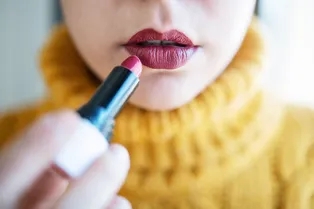 Помада смазывается в уголках губ? Этот простой трюк решит проблему раз и навсегда