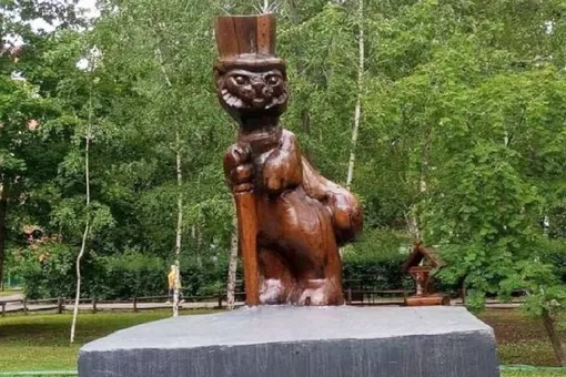 Годовалую девочку насмерть придавила рухнувшая деревянная статуя «Кот ученый» на глазах родителей в парке Саратова Годовалую девочку насмерть придавила рухнувшая деревянная статуя «Кот ученый» на глазах родителей в парке Саратова