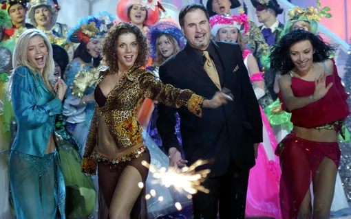 Анна Седокова с партнершами по «ВИА Гре» и Валерием Меладзе