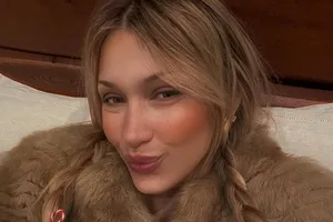 Разрезы на ягодицах: Белла Хадид надела неприличное винтажное платье Разрезы на ягодицах: Белла Хадид надела неприличное винтажное платье