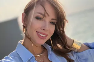 Полина Диброва на отдыхе с любовником снялась в провокационном бикини, похваставшись грудью после пластики