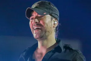 Дочери Энрике Иглесиаса записали на видео, как он играет с трехмесячным сыном