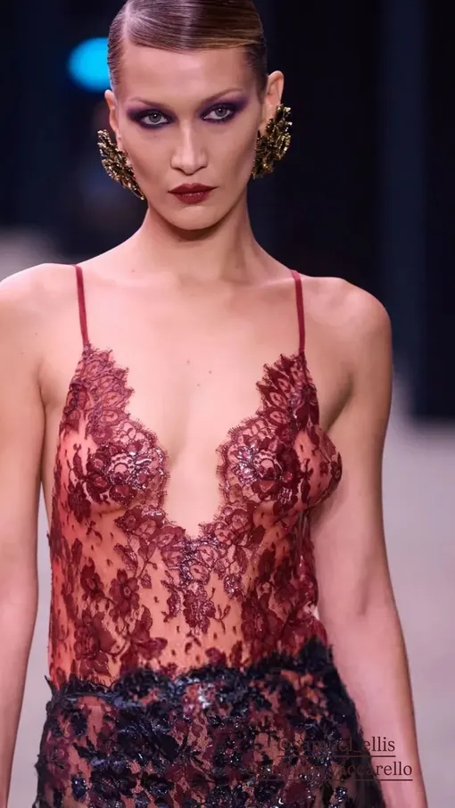 Белла Хадид в откровенном образе