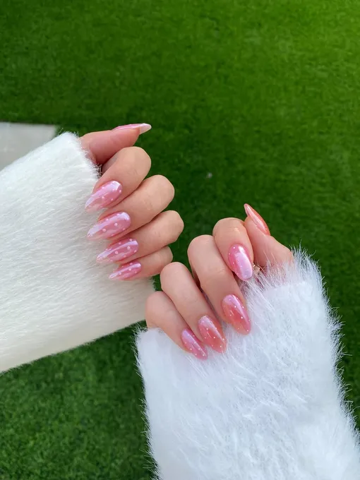 Принт полька-дот на ногтях будет в тренде всю весну и лето 2026 года