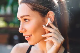 Как пользоваться беспроводными наушниками: включать, настраивать и заряжать Как пользоваться беспроводными наушниками: включать, настраивать и заряжать