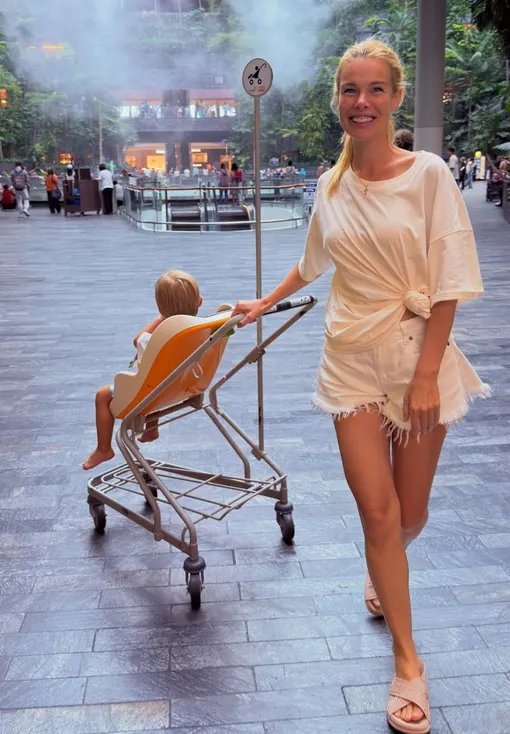 Анна Старшенбаум с сыном в Сингапуре