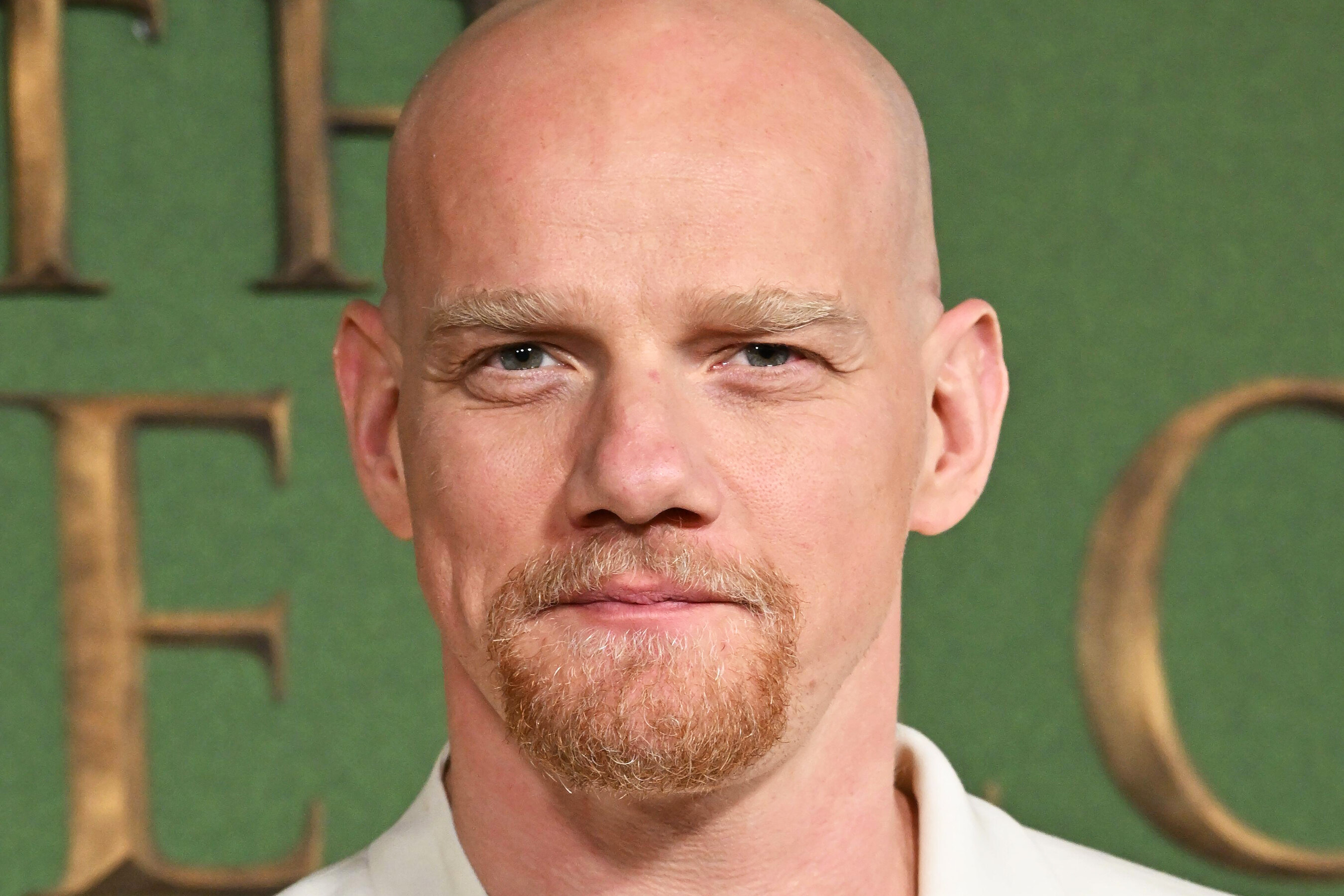 Юрий Колокольников в блейзере на голое тело появился на премьере сериала «Белый лотос» в США