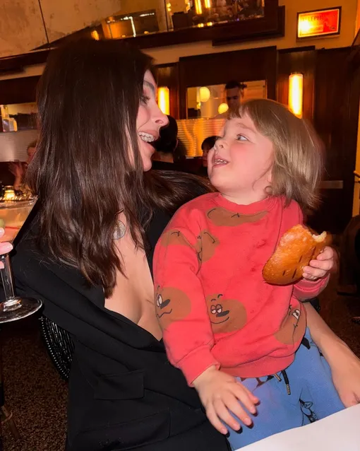 Эмили Ратаковски показала сына Эмили Ратаковски показала сына