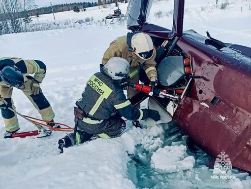 При крушении вертолета погибли два человека