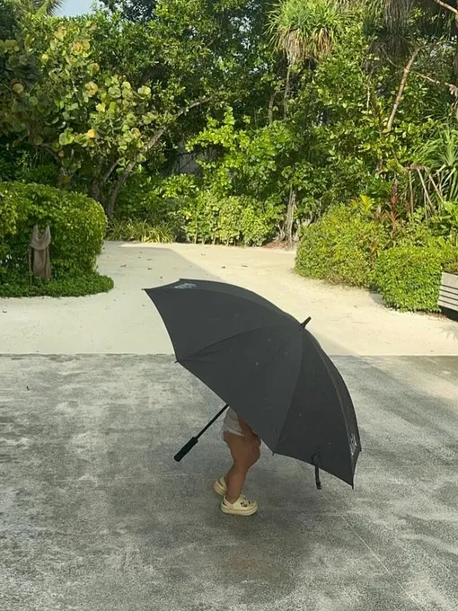 Сын Милоша Биковича под зонтиком