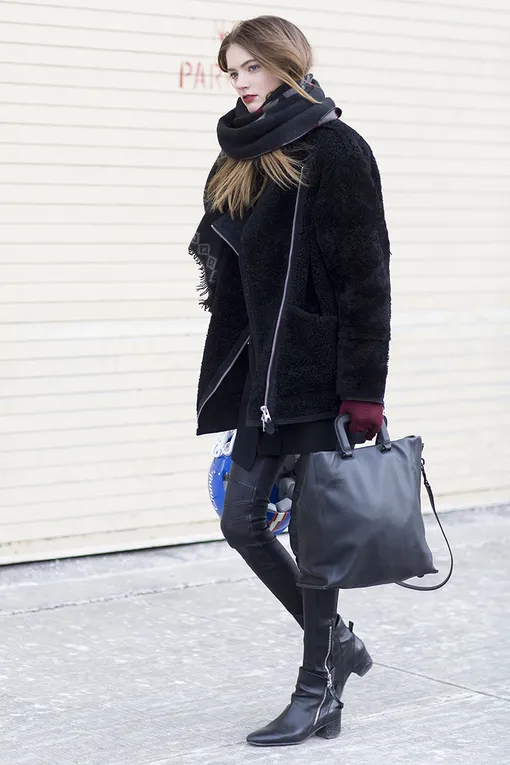 женские брюки из кожи с чем носить