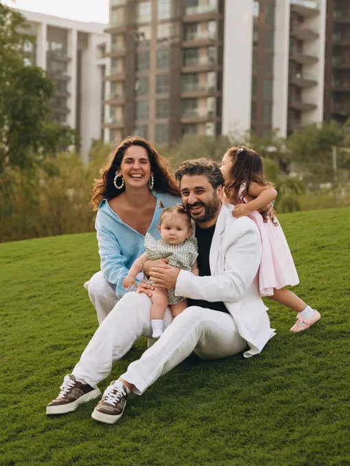 Лиза Моряк с мужем и дочками