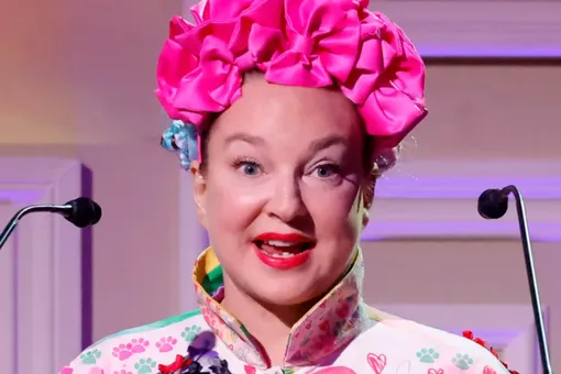 Певица Sia подала на развод с продюсером через год после тайного рождения дочери
