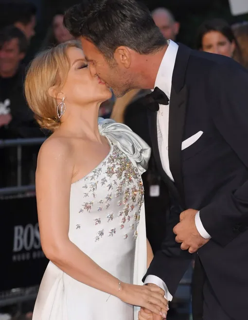 Кайли Миноуг и Пол Соломонс не скрывали чувств Кайли Миноуг и Пол Соломонс не скрывали чувств