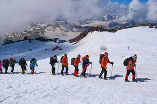 Трагедия из-за бурана на Эльбрусе: пятеро альпинистов погибли, 14 человек спасли Трагедия из-за бурана на Эльбрусе: пятеро альпинистов погибли, 14 человек спасли