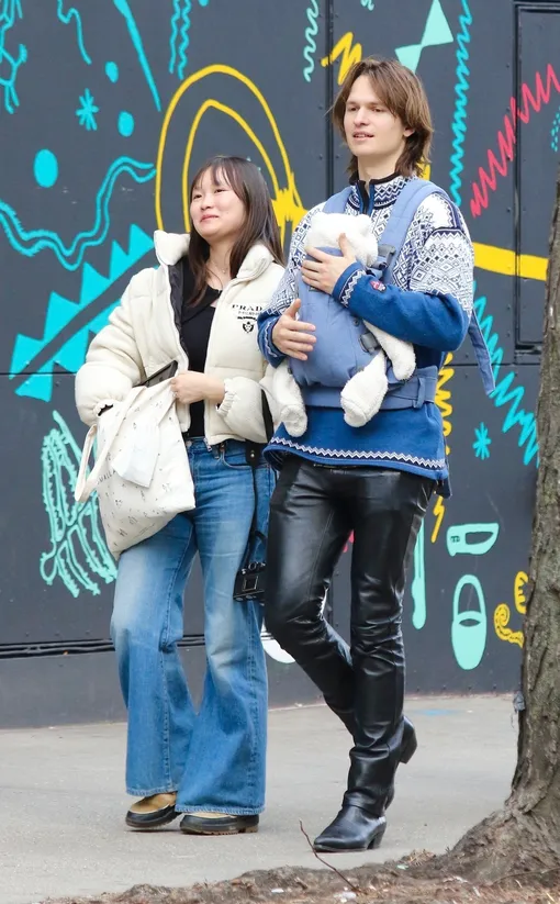 Энсел Элгорт с возлюбленной и ребенком на прогулке