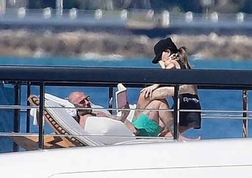 Виктория и Дэвид Бекхэмы отдыхают в Сен-Тропе Виктория и Дэвид Бекхэмы отдыхают в Сен-Тропе