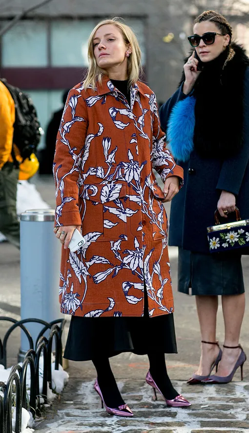 модная одежда с цветочным принтом фото