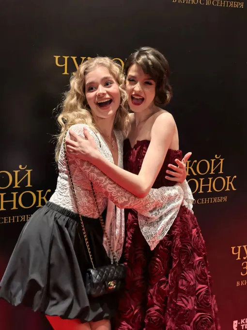 Подруги Вероника Журавлева и Аля Майер на премьере Подруги Вероника Журавлева и Аля Майер на премьере