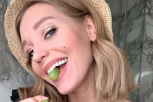 Игривая кокетка: Кристина Асмус в кроп-топе экспрессивно потанцевала в гримерной