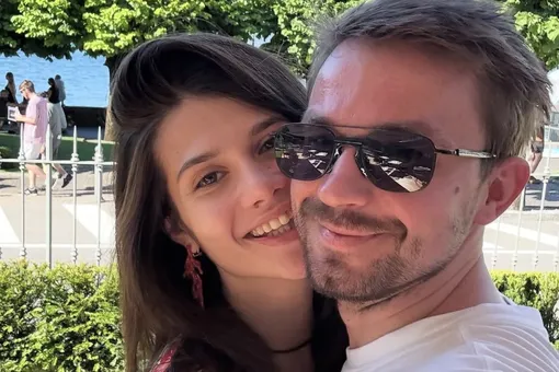 Жена Александра Петрова обнимала и целовала его на яхте в Италии Жена Александра Петрова обнимала и целовала его на яхте в Италии