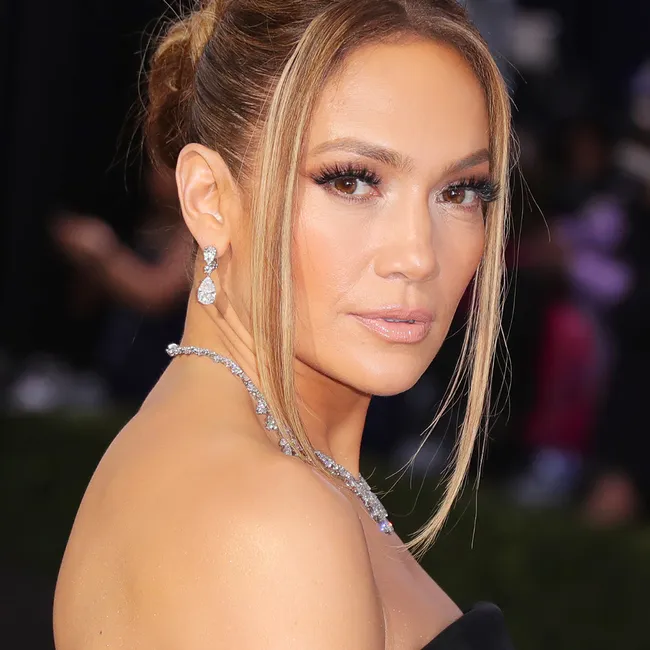 Был ботокс или не был? Почему лоб Джей Ло «стоит» в 52 года — мнение экспертов