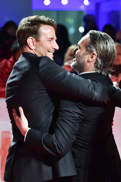 Брэдли Купер и Хоакин Феникс на красной дорожке