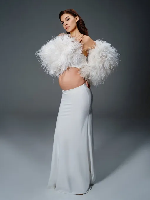 Ирина Акопян обнажила округлившийся животик