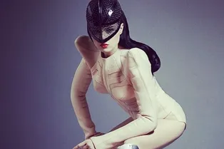 Видеоклип певицы с ампутированной ногой стал хитом интернета