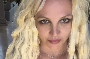 Ранены рука и нога: Бритни Спирс покалечила себя во время танцев с ножами Ранены рука и нога: Бритни Спирс покалечила себя во время танцев с ножами