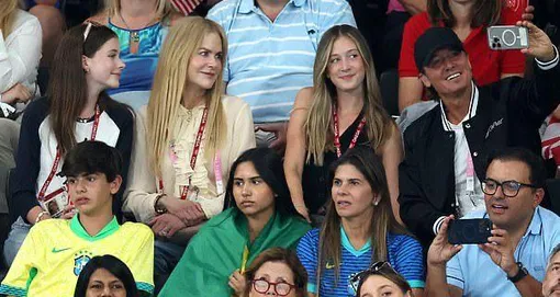 Николь Кидман и Кит Урбан с дочерьми на матче