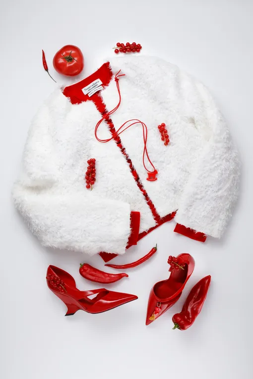 Пиджак Charuel, свитер Present&Simple, туфли 2Mood, подвеска «Конфета» MAYBETM (Poison Drop), подвеска «Лошадка» MAYBETM (Poison Drop)