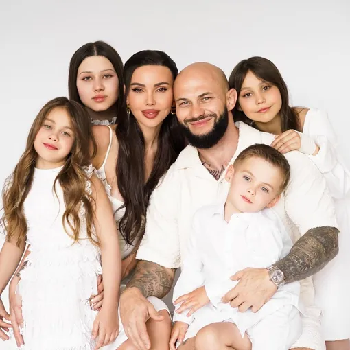 Оксана Самойлова и Джиган с детьми Оксана Самойлова и Джиган с детьми