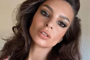 «Любимый способ передвижения»: Эмили Ратаковски показала забавное фото с мужем «Любимый способ передвижения»: Эмили Ратаковски показала забавное фото с мужем