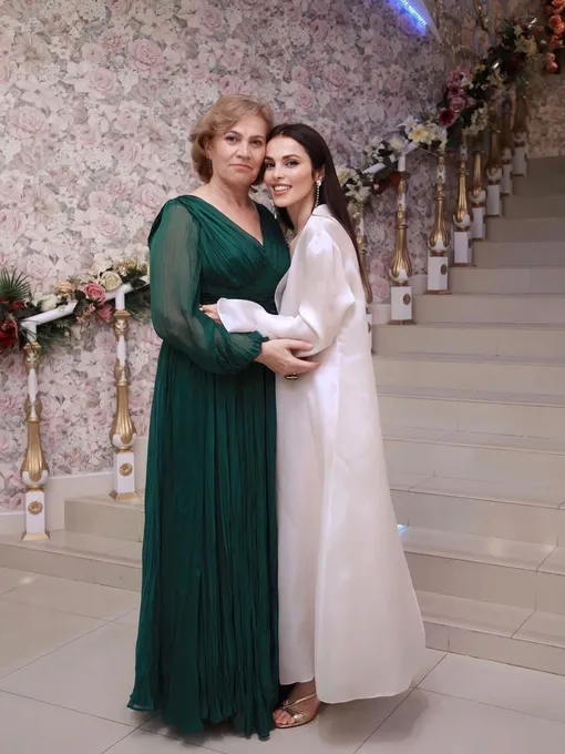 Сати Казанова поздравила маму