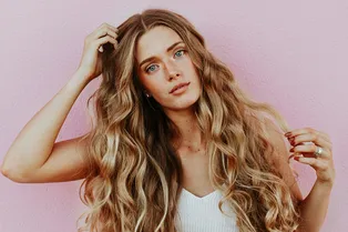 Как эффектно уложить грязные волосы: бери на заметку эту простую прическу-выручалочку